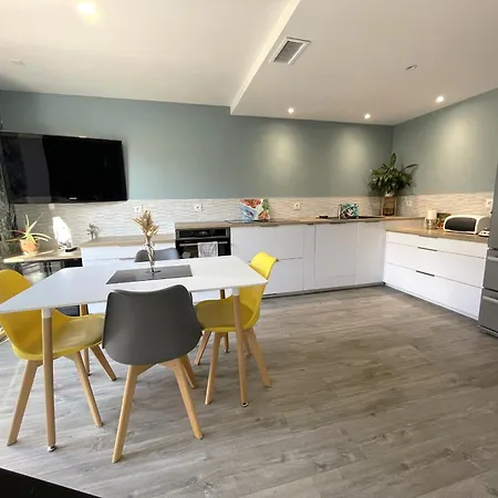 Maison 8 Adultes 2 Enfants, A 300 M Holiday home *